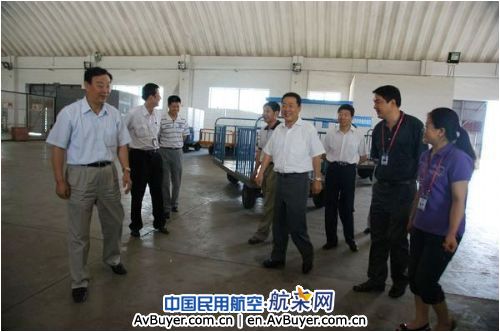 东航甘肃分公司领导现场办公为一线员工答疑解惑
