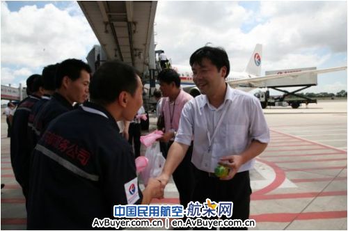 东航山东分公司领导为一线员工送清凉