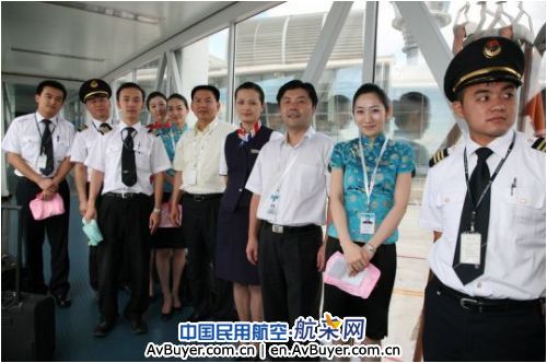 东航山东分公司领导为一线员工送清凉