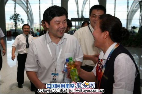 东航山东分公司领导为一线员工送清凉