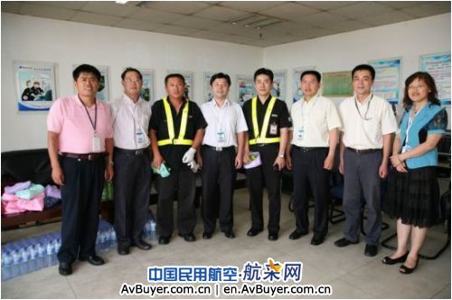 东航山东分公司领导为一线员工送清凉