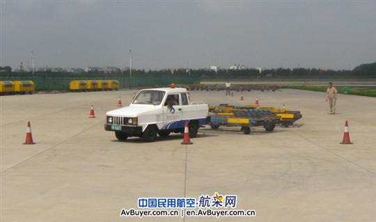 青岛机场举行拖头车驾驶技能比赛活动