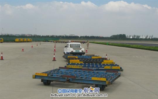 青岛机场举行拖头车驾驶技能比赛活动