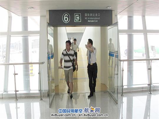 青岛机场国际服务工作人员接到全日空通知,nh927东京到青岛的航班延误_cninr 7月29日,青岛机场国际服务工作人员帮助一位乘坐全日空延误航班的日籍旅客快速转机,确保其及时登机,得到了旅客和全日空的赞誉。