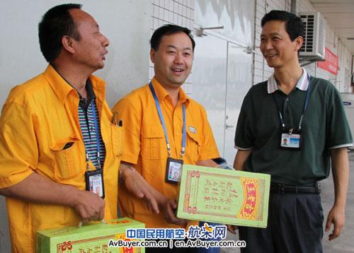 高温“烤”验机务  领导送清凉来降温