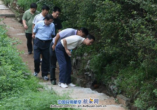 东北空管局陈松林局长一行慰问灾区干部职工