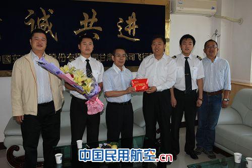 东航股份公司总经理马须伦一行来甘肃飞行部视察