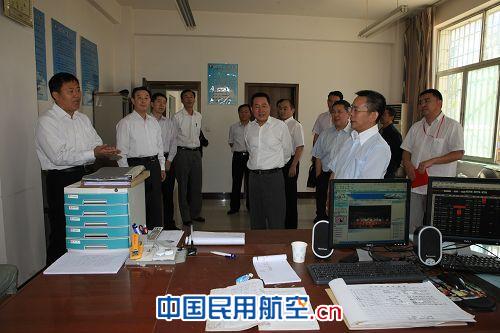 东航股份公司总经理马须伦一行来甘肃飞行部视察