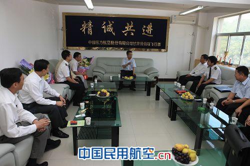 东航股份公司总经理马须伦一行来甘肃飞行部视察
