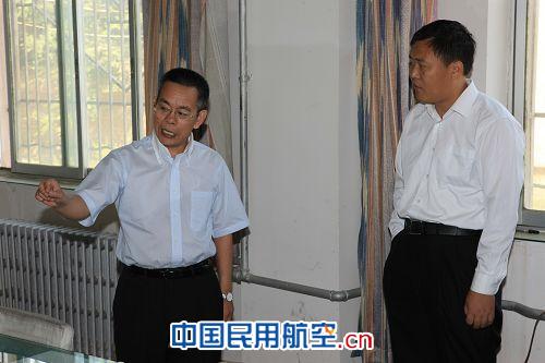 东航股份公司总经理马须伦一行来甘肃飞行部视察