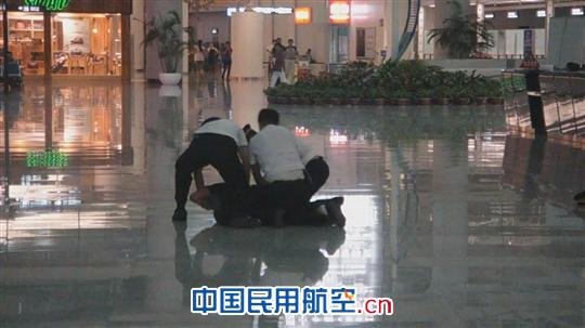 青岛机场举行候机楼公共区域的反暴力应急演练