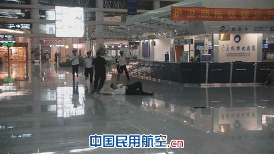 青岛机场举行候机楼公共区域的反暴力应急演练