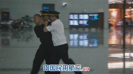 青岛机场举行候机楼公共区域的反暴力应急演练