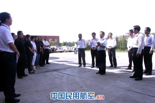 东航总经理马须伦看望慰问甘肃维修部干部职工