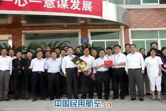 东航总经理马须伦看望慰问甘肃维修部干部职工