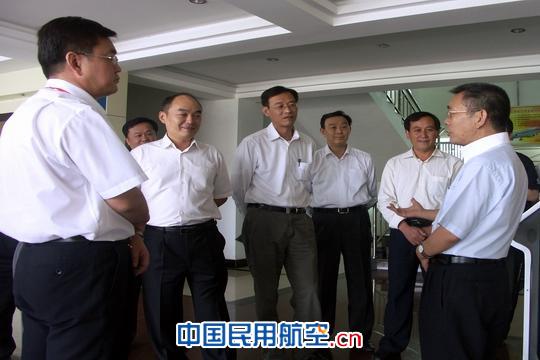 东航总经理马须伦看望慰问甘肃维修部干部职工