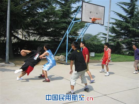 东航北京维修部对新员工进行岗位维修技能培训