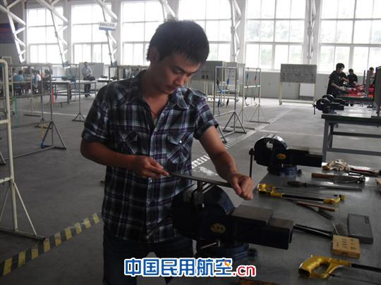 东航北京维修部对新员工进行岗位维修技能培训