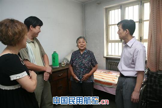 东航河北分公司党员双节前走访慰问小区贫困户