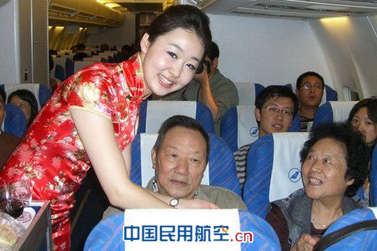 南航新疆公司示范乘务组与旅客万米高空赏月