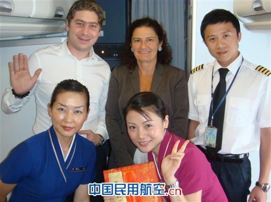 南航广西：国庆航班繁忙 强调空乘干部带头飞