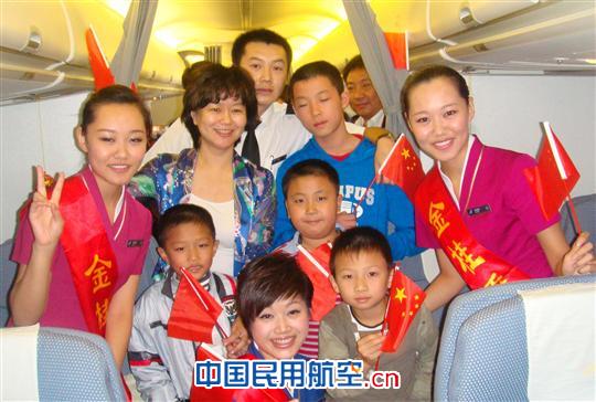 国庆邂逅“鞠萍姐姐” 机上共同庆祝祖国生日