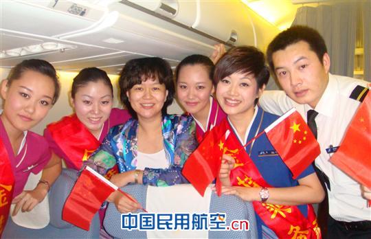 国庆邂逅“鞠萍姐姐” 机上共同庆祝祖国生日