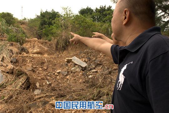 海南持续暴雨造成美兰机场东航向台一处防护渠道坍塌,所幸未涉及航向天线的正常运转。 海南持续降雨 赴海口美兰机场航向台走访考察