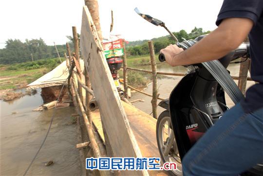 被冲毁的两处路段,各有8米左右宽、1米多深的口子。 海南持续降雨 赴海口美兰机场航向台走访考察