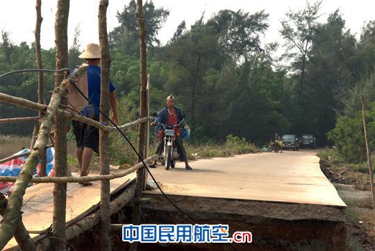 汽车只能停靠在路边等候。 海南持续降雨 赴海口美兰机场航向台走访考察