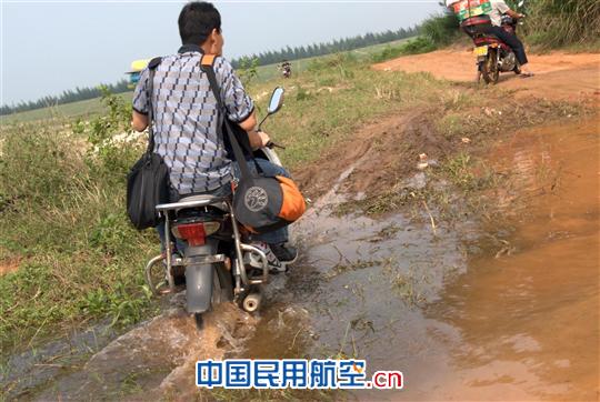 一不小心就要连车带人摔在水里。 海南持续降雨 赴海口美兰机场航向台走访考察
