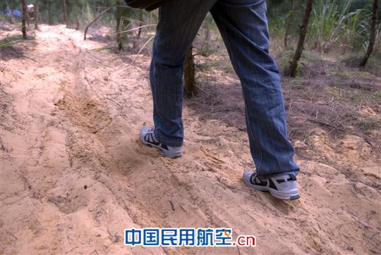 搭坐摩托车的,这时只能肩挂行李步行。 海南持续降雨 赴海口美兰机场航向台走访考察