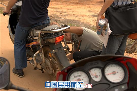 摩托车在半路上出了一点小故障。 海南持续降雨 赴海口美兰机场航向台走访考察