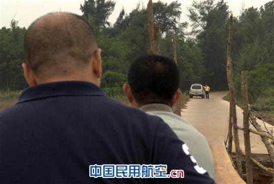 机务员严昌海已经在车内等候我们多时。 海南持续降雨 赴海口美兰机场航向台走访考察