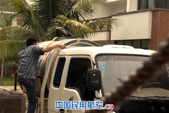 这辆专用于运载生活用水的汽车,在持续暴雨期间,曾经有过找不到水的时侯。 海南持续降雨 赴海口美兰机场航向台走访考察