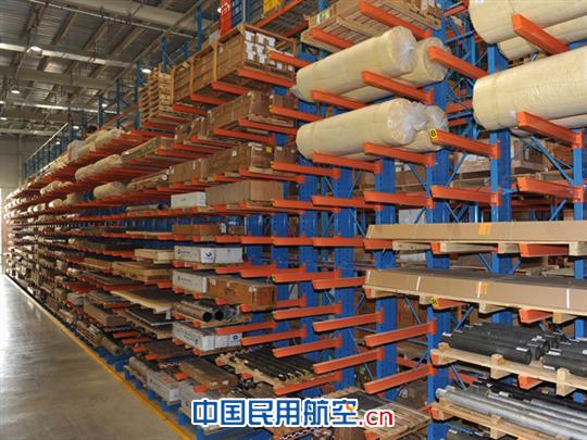 图二:图为按照精益思想布局的航材中心库房。它实现了器材存储量大、存取便捷的目标,同时还能有效控制成本。 Ameco召开“精益管理拉动MRO管理变革”峰会