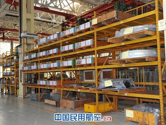 图三:图为位于发动机车间工作现场的工装存放架。这是应用精益思想对工装进行有效组合和分区域存放,实现定制、可视化管理,提高了工作效率。 Ameco召开“精益管理拉动MRO管理变革”峰会