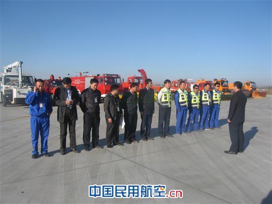 新疆伊宁(那拉提)机场组织冬季除冰雪演练