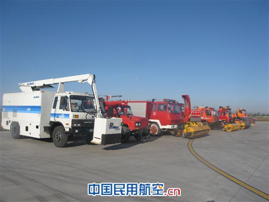 新疆伊宁(那拉提)机场组织冬季除冰雪演练