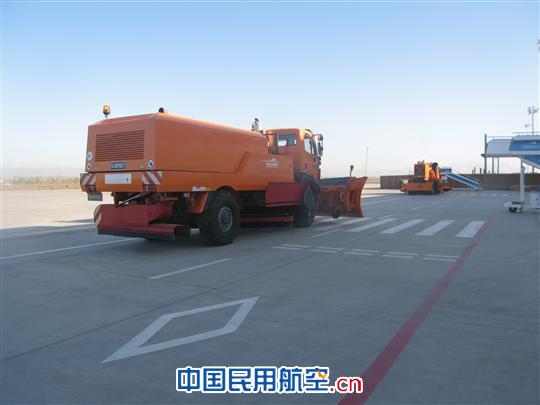 新疆伊宁(那拉提)机场组织冬季除冰雪演练