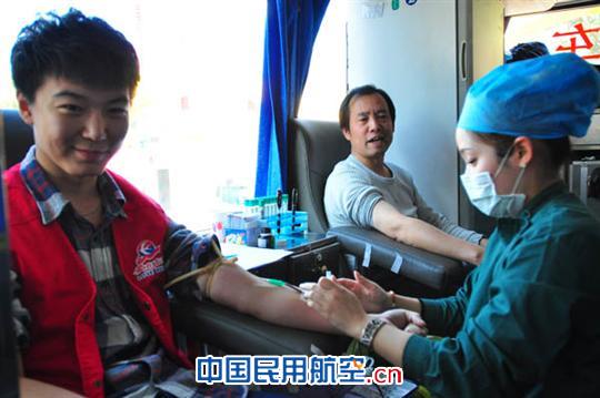 东航北京地面服务员工积极献血应对血荒照片 东航北京地服积极组织员工献血 应对全国血荒