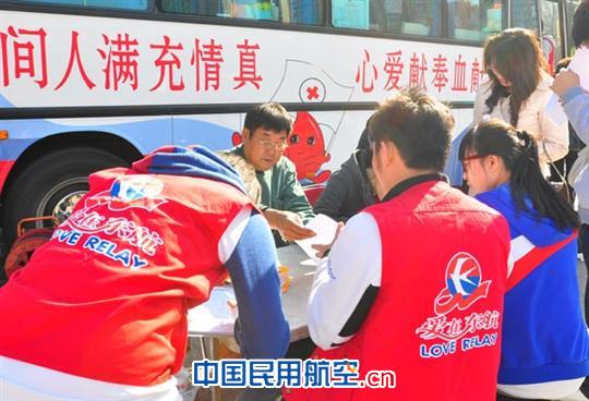 东航北京地面服务员工填表准备献血 东航北京地服积极组织员工献血 应对全国血荒