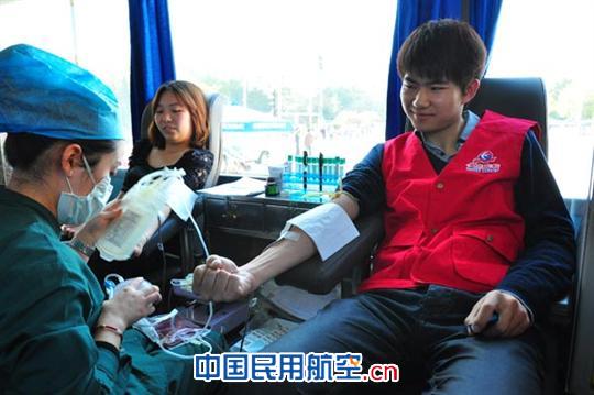正在献血的东航北京地面服务员工照片 东航北京地服积极组织员工献血 应对全国血荒