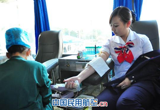 东航地面服务员工献血照片 东航北京地服积极组织员工献血 应对全国血荒