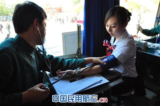 东航员工献血前体检照片 东航北京地服积极组织员工献血 应对全国血荒