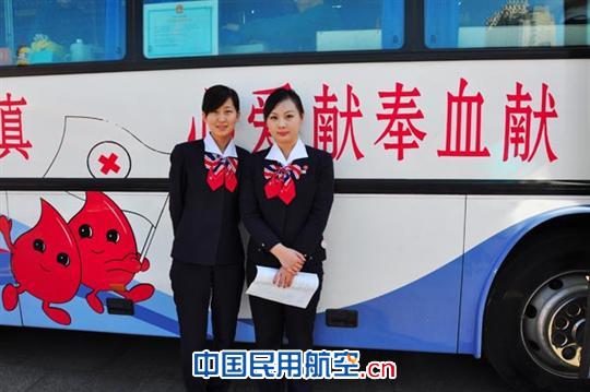 填好表格等待献血的东航北京地面服务员工 东航北京地服积极组织员工献血 应对全国血荒