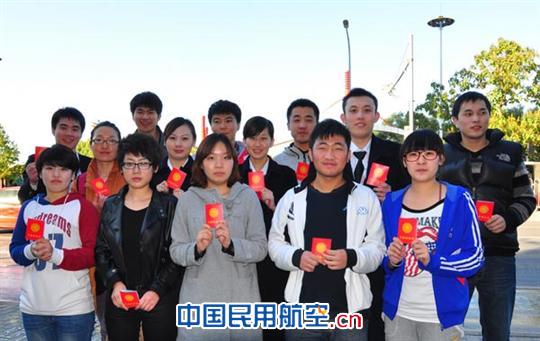 东航北京地面服务员工拿着光荣的献血证照片 东航北京地服积极组织员工献血 应对全国血荒