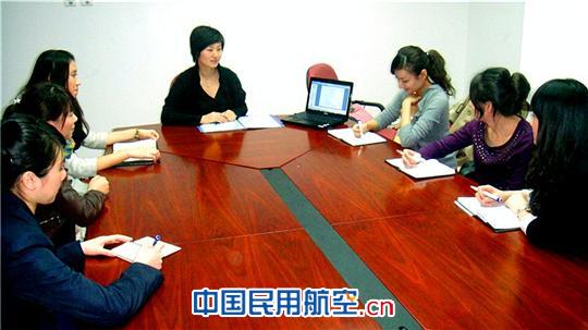 东航北京客舱服务部开展“小教员”带教培训