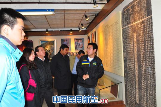 参观烈士名录石碑 东航北京地服部参观冀热察挺进军司令部旧址