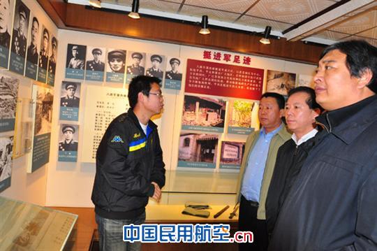 地面服务部支部书记刘国林(右2)带领大家参观陈列馆 东航北京地服部参观冀热察挺进军司令部旧址